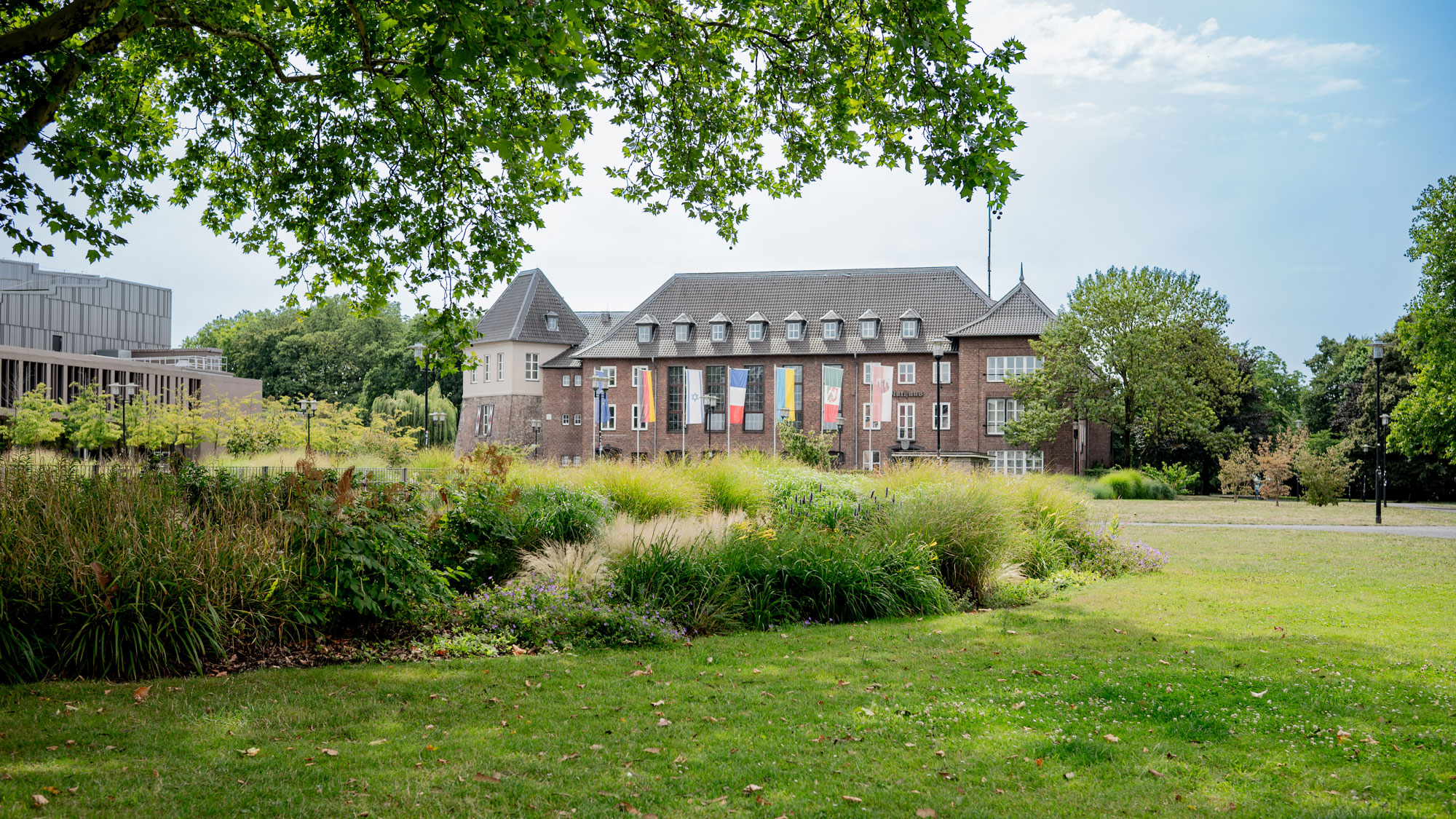 Ansicht in den Stadtpark mit dem Rathaus im Hintergrund