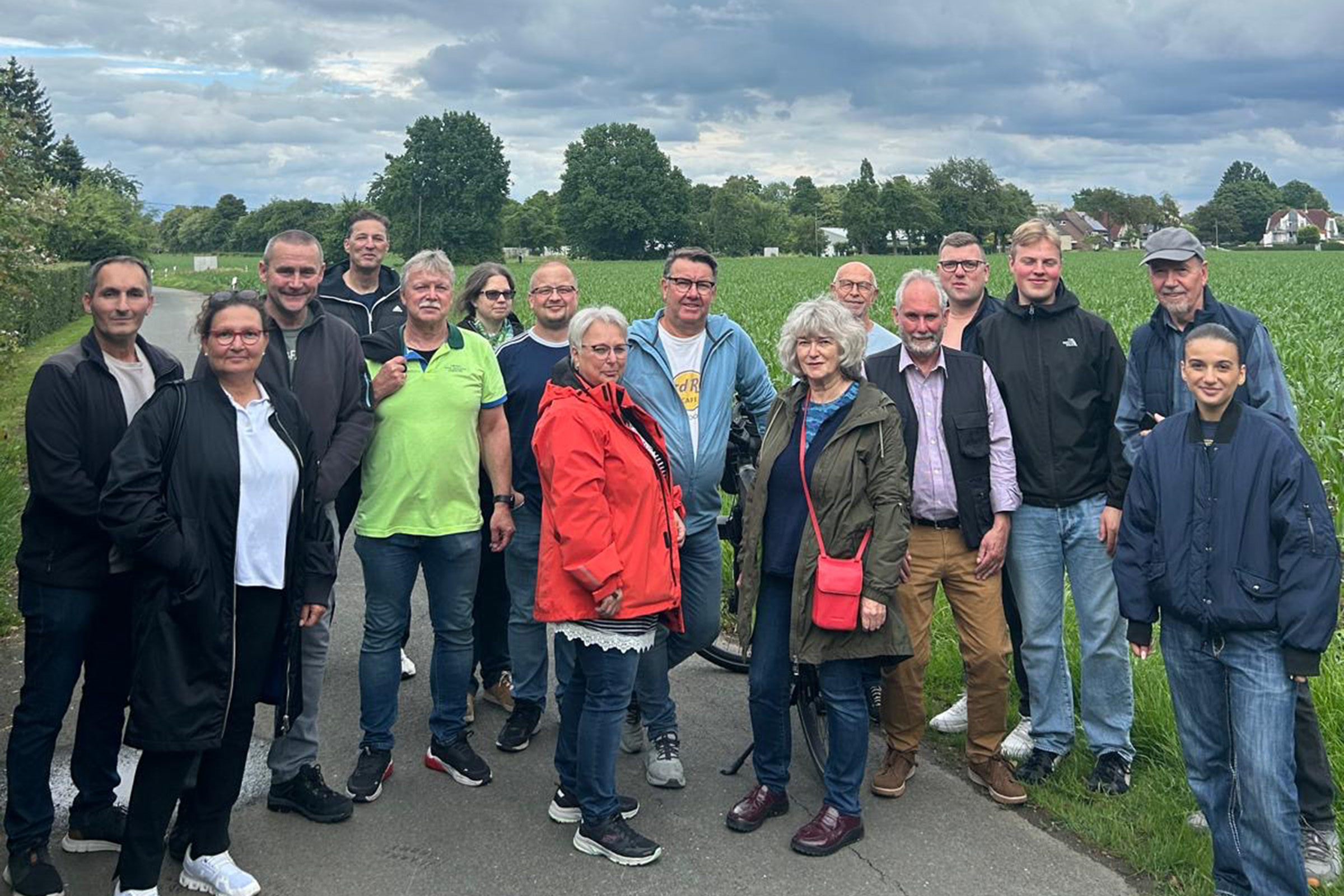 Gruppenfoto der SPD-Fraktion vor dem Feld an der Flurstraße