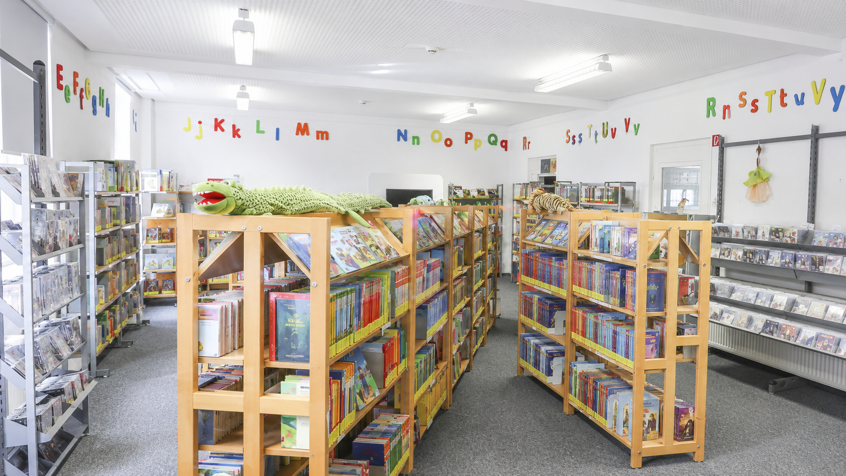 Blick auf die Bücherregale der Bücherstube Lohberg